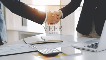 投資理念,投資者策劃財務數據業績報告。照片攝影